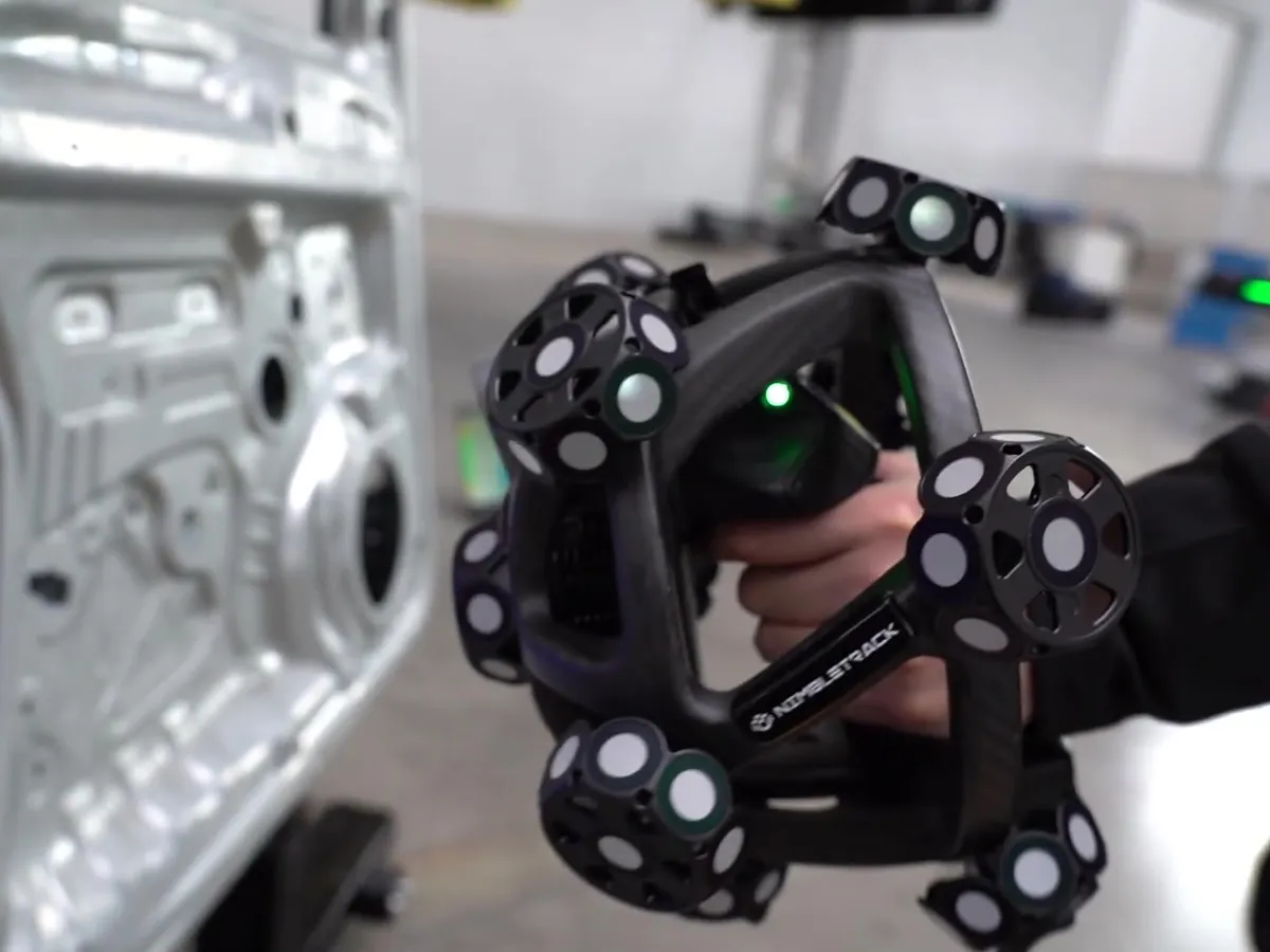 Skaner 3D Scantech NimbleTrack podczas pomiaru