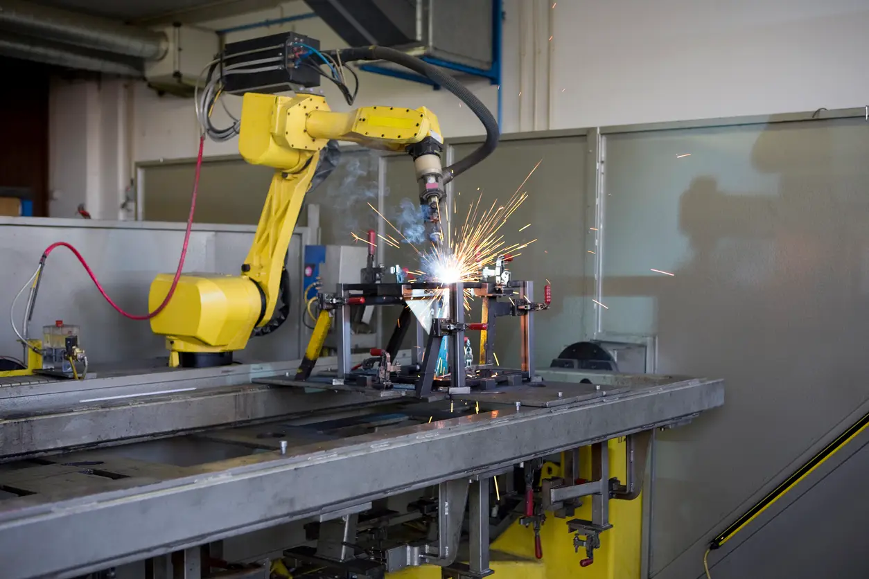 Robot spawalniczy spawa konstrukcję w przyrządzie